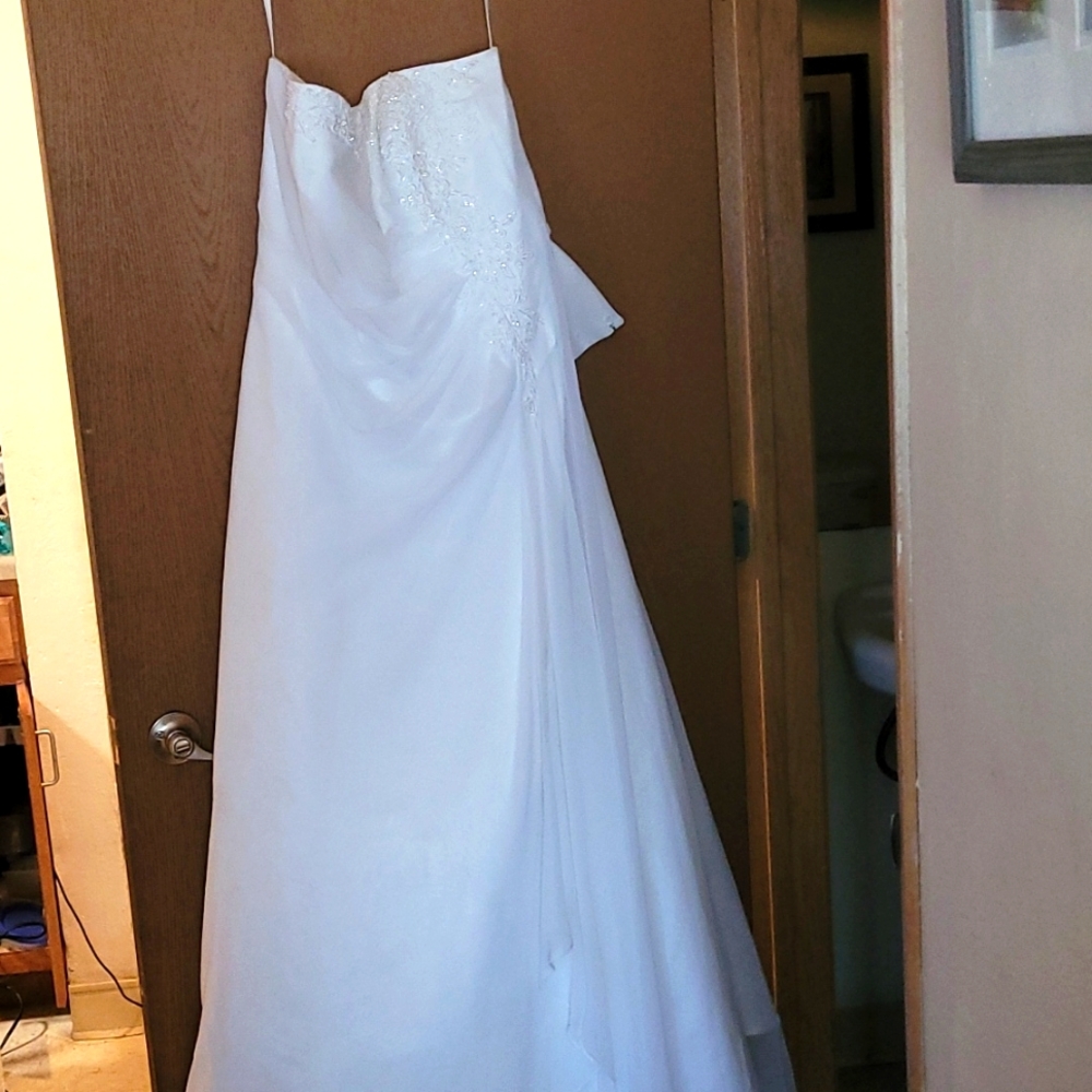 David's Bridal 9v9409 Wedding Dress Details ; Silhouette: A-line ; Neckline: Str
